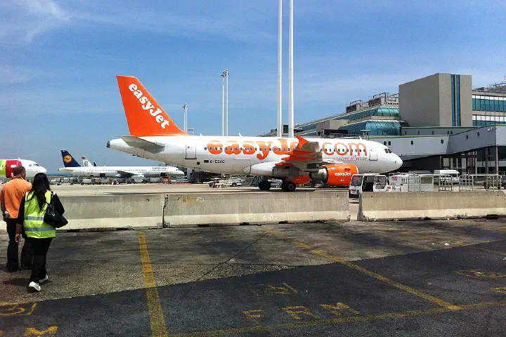 Airbus 320 Easyjet at Gate D1