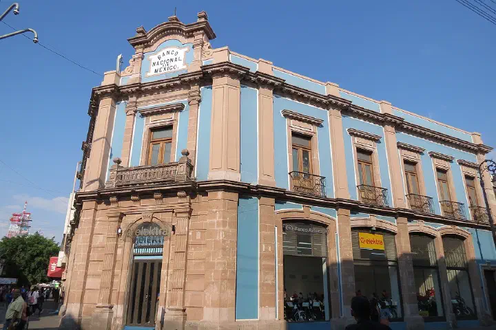 Banco Nacional de México (ahora Elektra), obra de Refugio Reyes Rivas