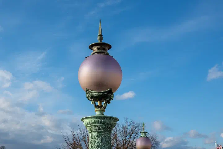 Light outside the Library of Congress