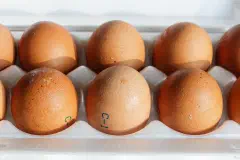 Low-cost 'social' eggs from Perekryostok's private label in Moscow, 2025.