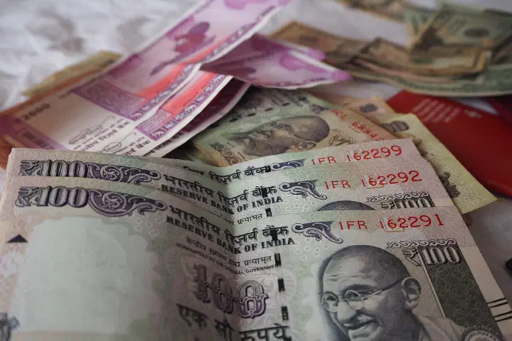 Indian 100- and 2,000-rupee banknotes