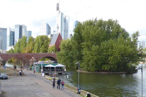1926 ganz in Sandstein gebaut wurde der Mittelteil der Brücke nach der Zerstörung durch deutsche Soldaten als Stahlkasten wieder aufgebaut
