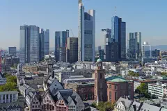 Die Hochhäuser des Bankenviertels. (2012) Blick vom Kaiserdom St. Bartholomäus