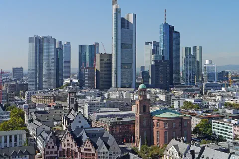 Die Hochhäuser des Bankenviertels. (2012) Blick vom Kaiserdom St. Bartholomäus