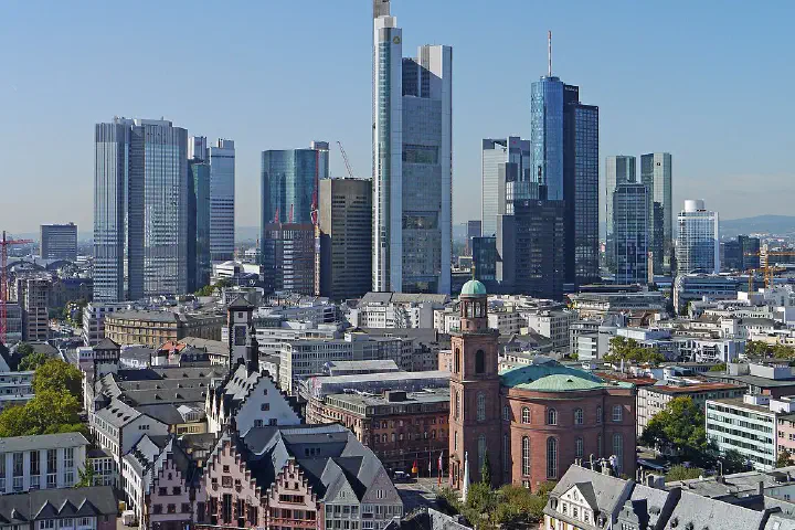 Die Hochhäuser des Bankenviertels. (2012) Blick vom Kaiserdom St. Bartholomäus