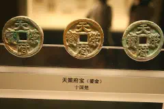 Ten Kingdoms-era gold coins in the Shanghai Museum coin gallery.