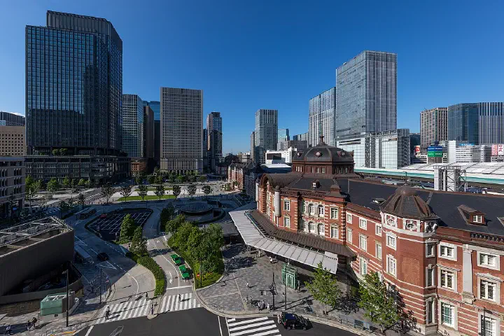 Marunouchi Central Plaza with Tokyo Station in red bricks and Shin-Marunouchi Building at the left, a sunny afternoon with blue sky