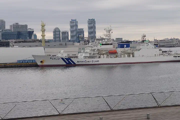 Okręt patrolowy Japońskiej Straży Przybrzeżnej „Akitsushima (PLH-32)” w porcie w Jokohamie