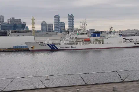 Okręt patrolowy Japońskiej Straży Przybrzeżnej „Akitsushima (PLH-32)” w porcie w Jokohamie