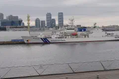 Okręt patrolowy Japońskiej Straży Przybrzeżnej „Akitsushima (PLH-32)” w porcie w Jokohamie