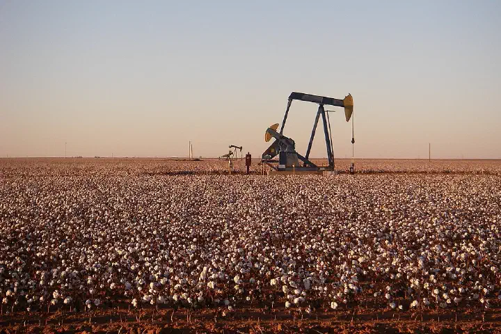 Pumpjack east of Andrews, TX