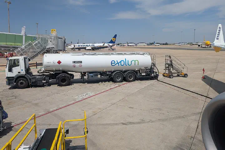 Fuel tanker refuelling Ryanair Boeing 737-800 at Seville Airport, Spain