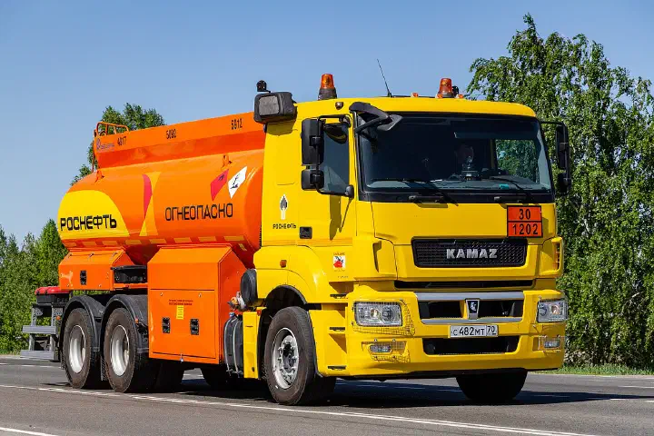 Fuel tank truck based on KAMAZ-65207 chassis in Tomsk, Russia