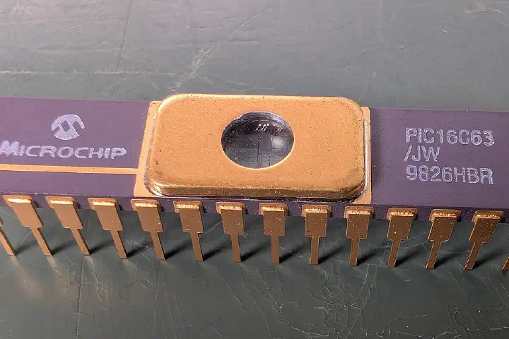 Microchip Technology PIC16C63 EPROM Cermaic DIP Package Microcontroller