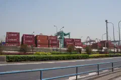 The freight yard of SIPG's Jungonglu port, with a track leading to Hejiawan station, April 2017.