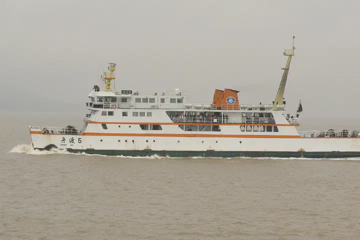 A ferryboat from Baifeng Port, Ningbo to Yadanshan Port, Zhoushan before the completion of Zhoushan Trans-oceanic Bridges