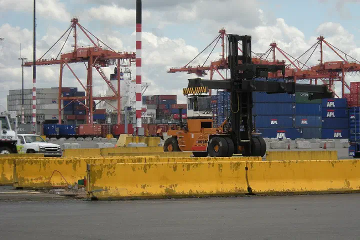 Mi-Jack MJ450: device for loading containers onto trucks