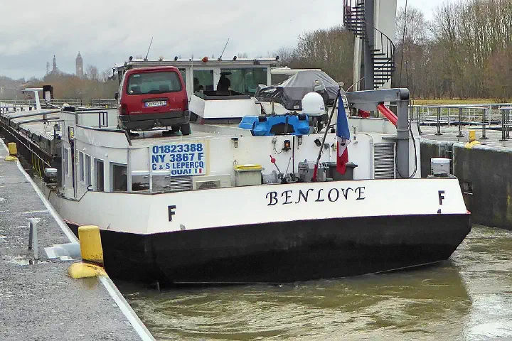 Péniche Ben Love (Cargo), MMSI 205541990 à Bas-Warneton, sur l'écluse de la Lys.- Comines-Warneton