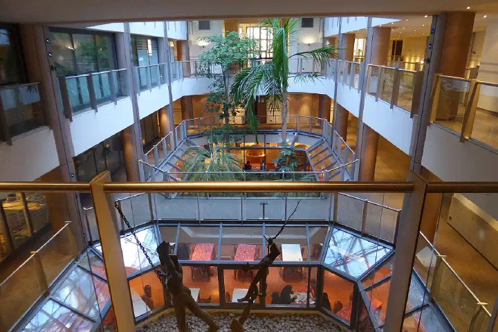 Le 39-41 rue Cambon est un immeuble construit autour d'un patio de 19 000 m² (14 000 m² de bureaux)