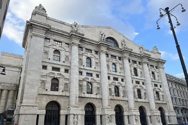 Palais Mezzanotte, Milan