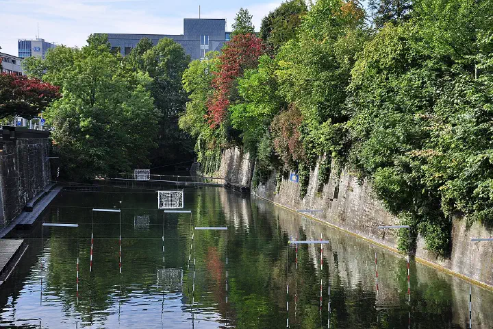 Schanzengraben in Zürich (Switzerland), Alter Botanischer Garten to the left, Börse Zürich in the background