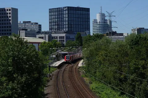 S-train station Eschborn Süd with DB class 423 as S 4, heading for Langen