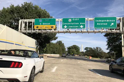 View east along Interstate 66 (Potomac River Freeway) at the exits for U.S. Route 50 EAST/Constitution Avenue/Downtown and Independence Avenue in