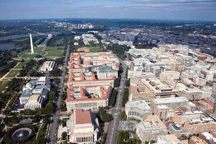 Aerial view of Pennsylvania Avenue (center right) and the Federal Triangle (center) – facing west towards Arlington County, Virginia – in Washington