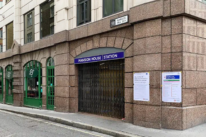 Entrance to Mansion House tube station