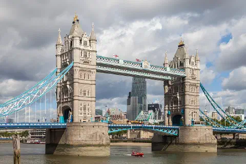 The Tower Bridge is a bascule and suspension bridge located in the center of London that crosses the River Thames