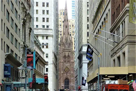 Trinity Church (Manhattan), Wall Street; behind church: Trinity Court Building (1927–2015)